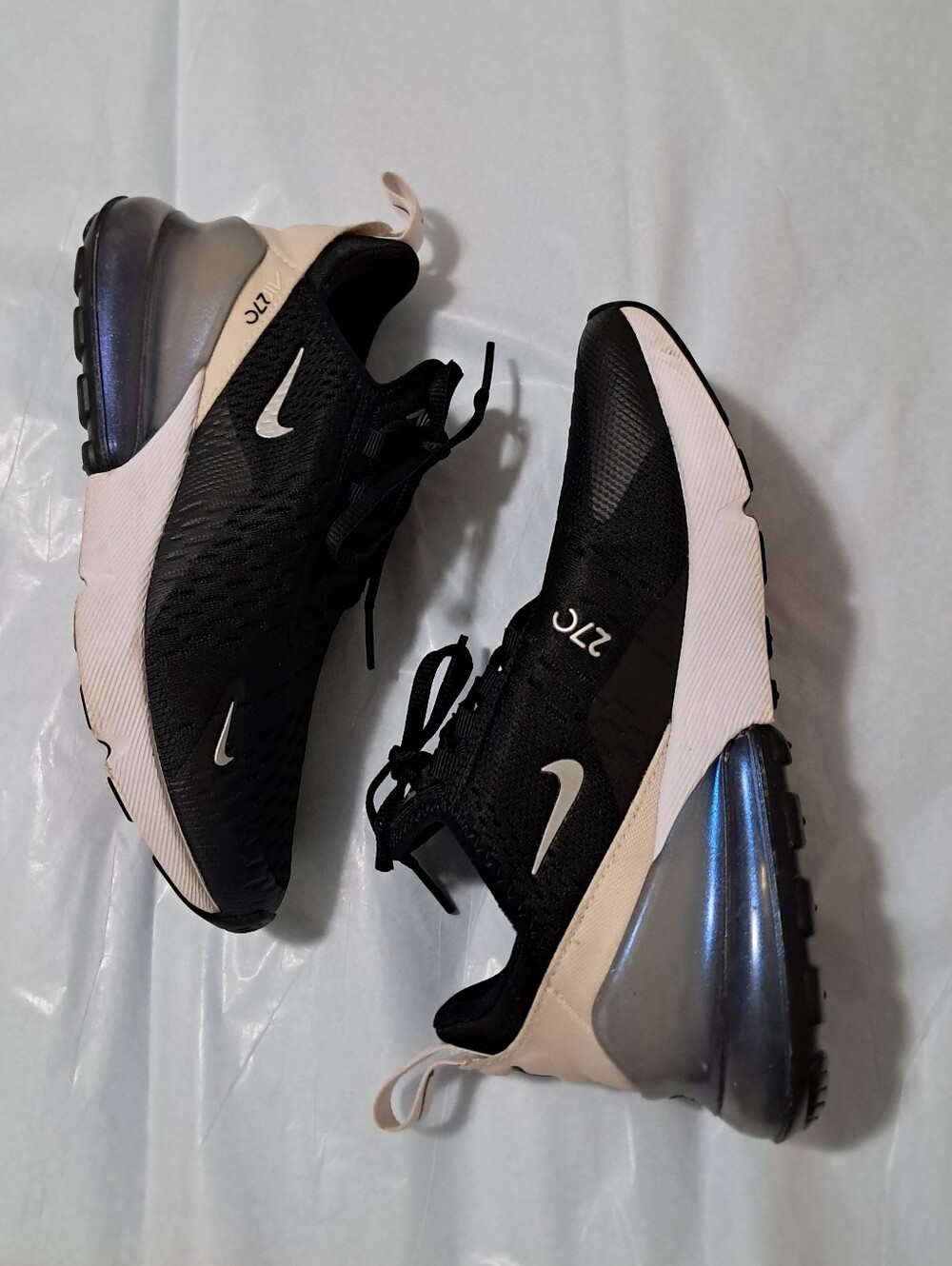 Nike Air Max 270 Cushion Black Iridescent Accent Sneakers Sz. 6